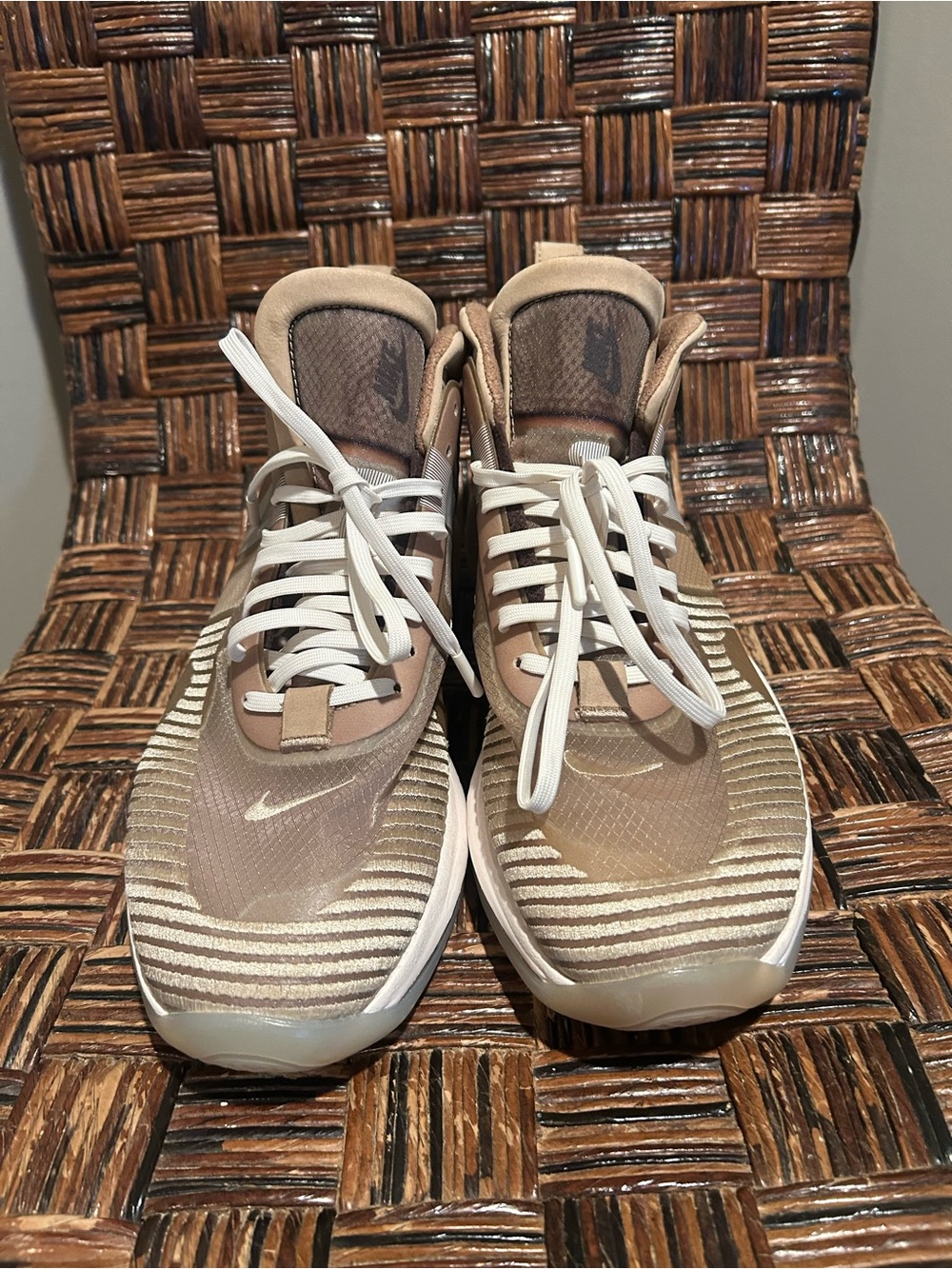Nike Tan and White Size 11